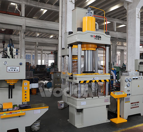 200噸四柱三梁液(ye)壓機