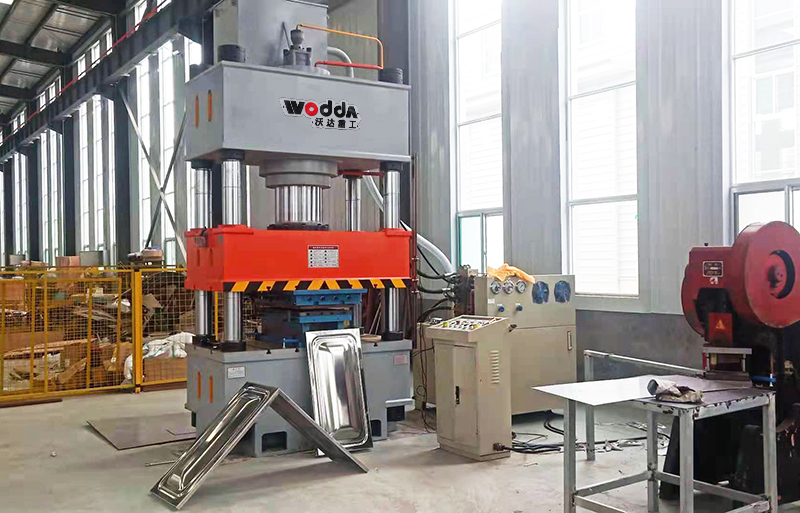 500噸不(bú)鏽鋼水箱成型液(ye)壓機客戶現場視(shi)頻