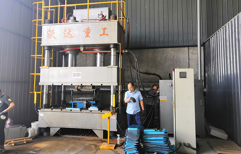 500噸雙缸(gang)四柱拉伸液壓(ya)機