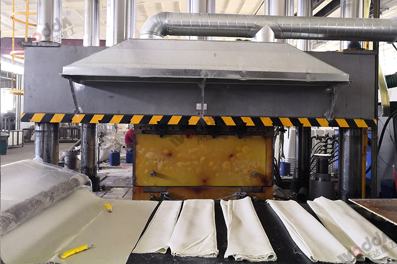 生産2立方玻璃鋼化糞池設備_2000噸四柱液壓機_液壓機廠家