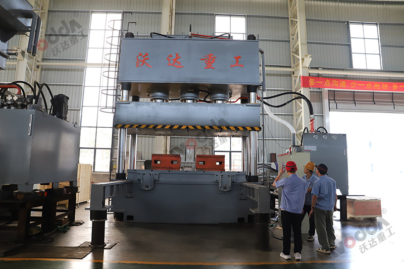 1200噸汽車配件成型液壓機(帶移動工作台) 1200噸汽車配件成型液壓機(帶移動工作台)