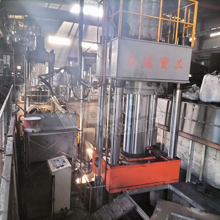 石墨坩埚液壓機客戶現場