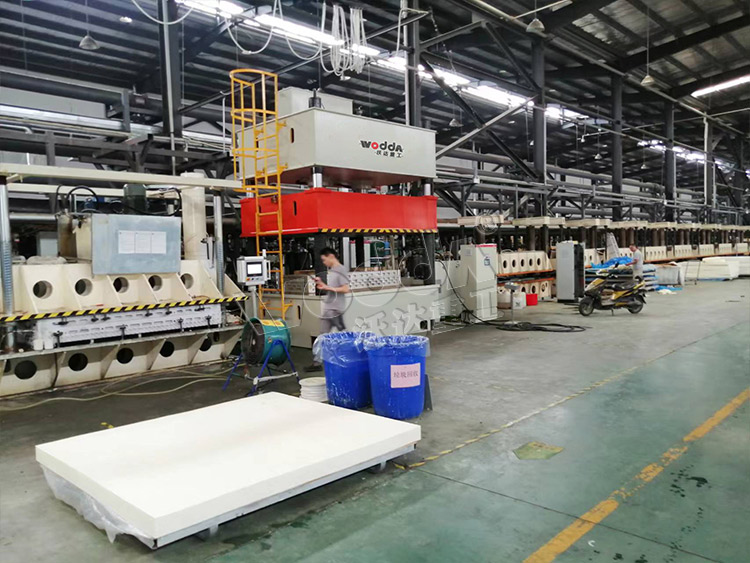 315噸四柱液壓機壓制床墊現場