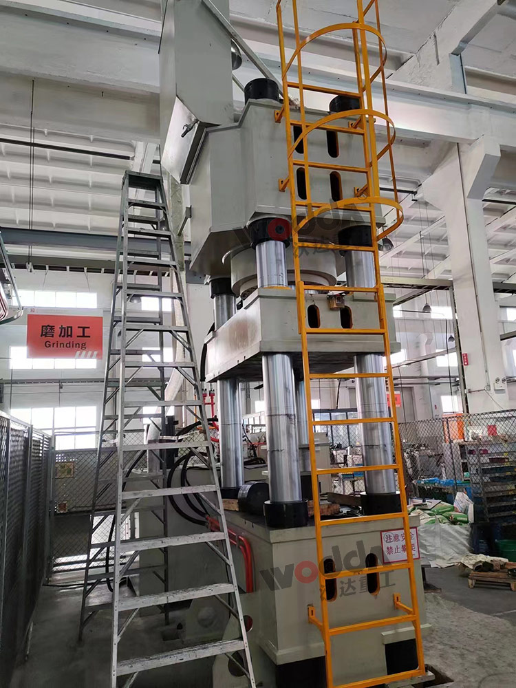 1000噸粉末成型壓力機.jpg 1000噸粉末成型壓力機.jpg