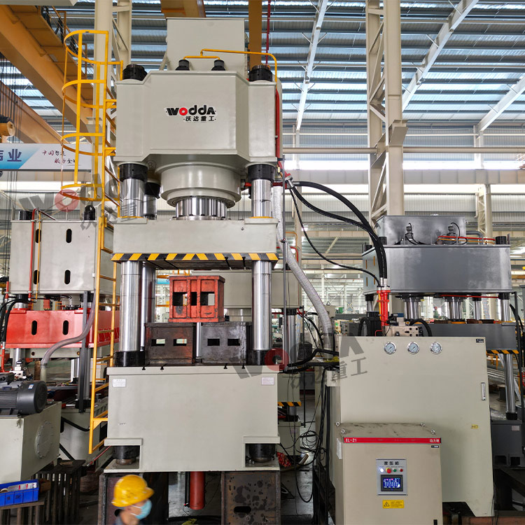 1000噸三梁四柱液壓機.jpg 1000噸三梁四柱液壓機.jpg