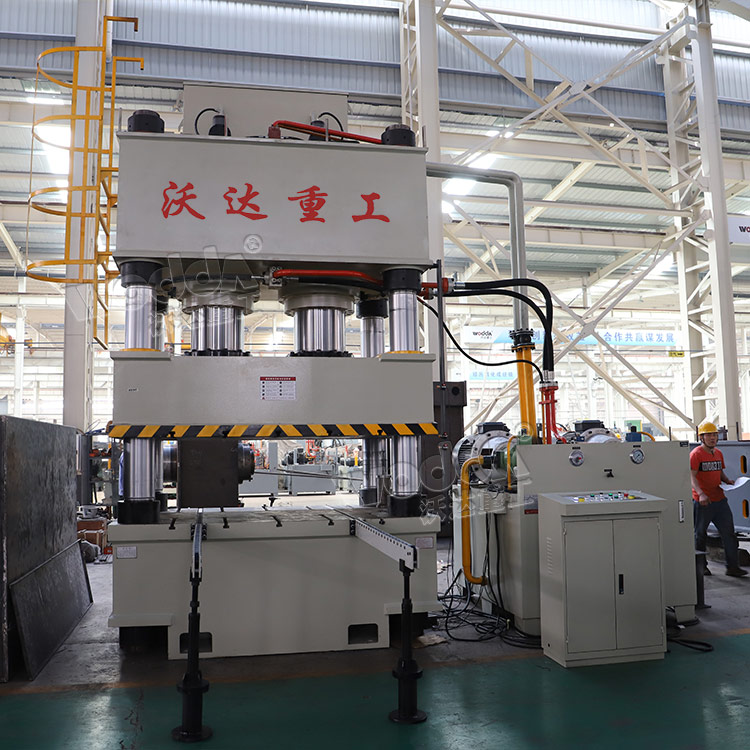 1000噸三梁四柱液壓機車間調試