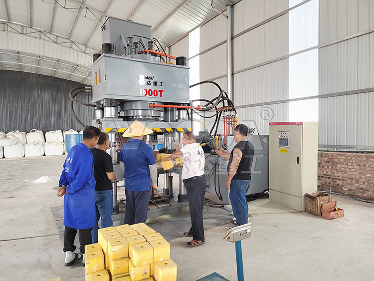 牛羊舔磚液壓機試機 牛羊舔磚液壓機試機