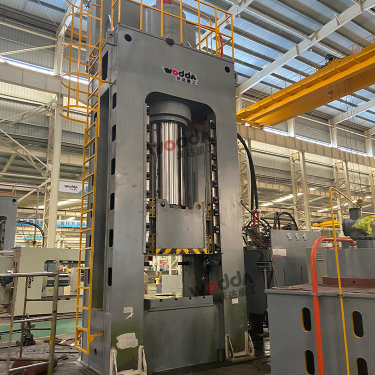 1250噸框架式液壓機車間試機 1250噸框架式液壓機車間試機