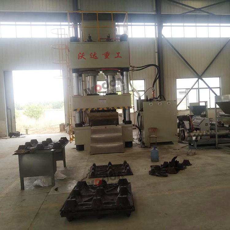 800噸塑料托盤成型液壓機客戶現場.jpg 800噸塑料托盤成型液壓機客戶現場.jpg