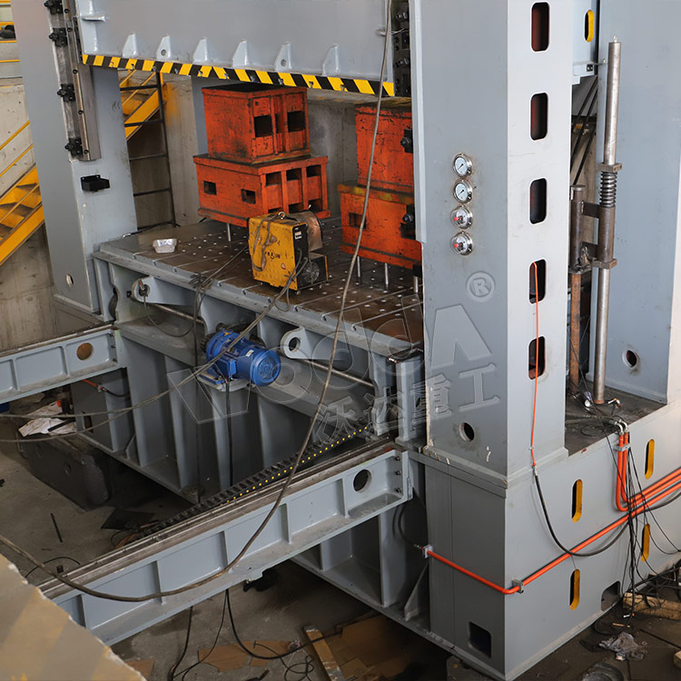 630噸框架式液壓機車間實物 630噸框架式液壓機車間實物