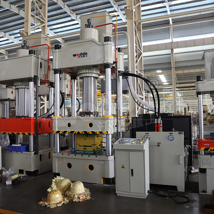 315噸防彈頭盔成型液壓機車間試機 315噸防彈頭盔成型液壓機車間試機