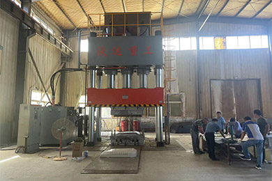 1500噸(dūn)複合材(cai)料液壓(ya)機模壓(yā)SMC工程車(chē)覆蓋件(jian)