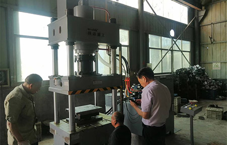 200噸不鏽(xiu)鋼離心(xin)風機成(chéng)型液壓(yā)機