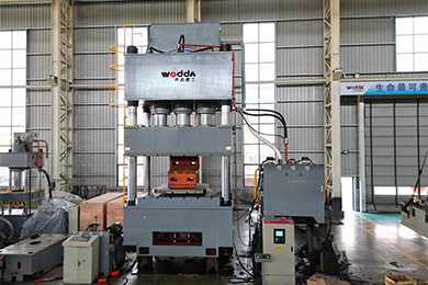 1500噸四柱拉伸(shēn)液壓機（液壓墊）