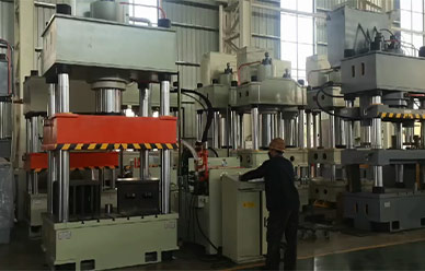 國标315噸四柱(zhù)液壓機試機