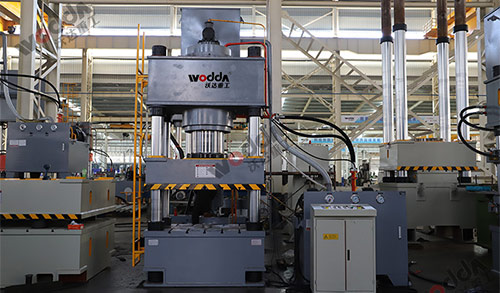 三梁四柱液壓機性能結構介紹 三梁四柱液壓機性能結構介紹